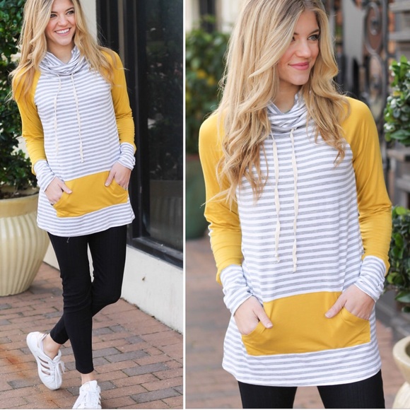 Tops - ❗️Last 1! M striped top with thumbholes